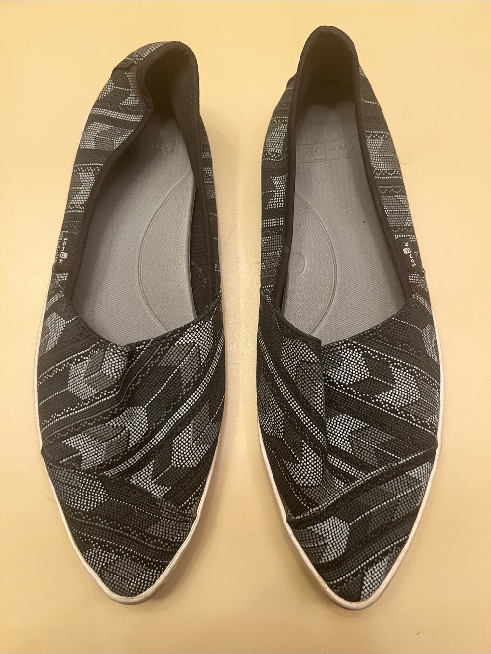 Sanuk Women's Black Gray Arrow Canvas Kats Meow Prints Almond Toe Shoes size 7